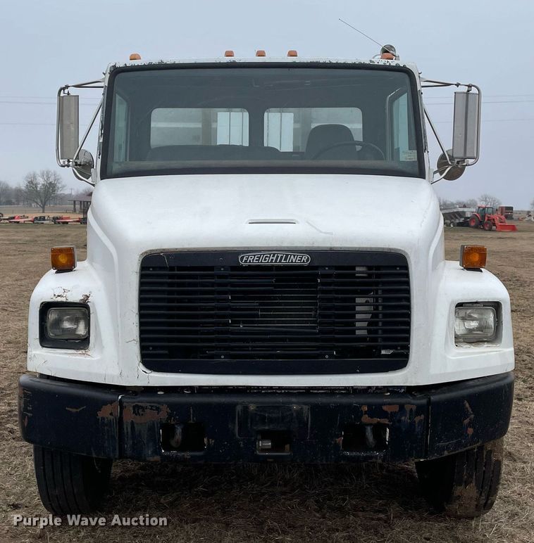image for item DQ5783 1995 Freightliner FL70  semi truck