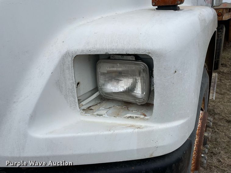 image for item DQ5783 1995 Freightliner FL70  semi truck