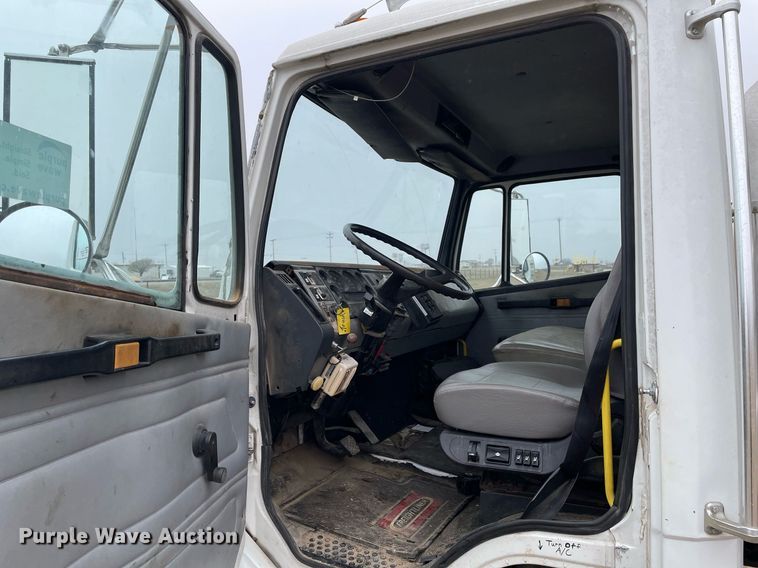 image for item DQ5783 1995 Freightliner FL70  semi truck