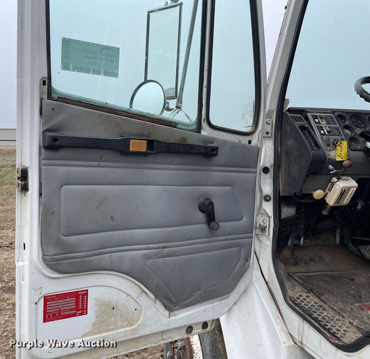 image for item DQ5783 1995 Freightliner FL70  semi truck