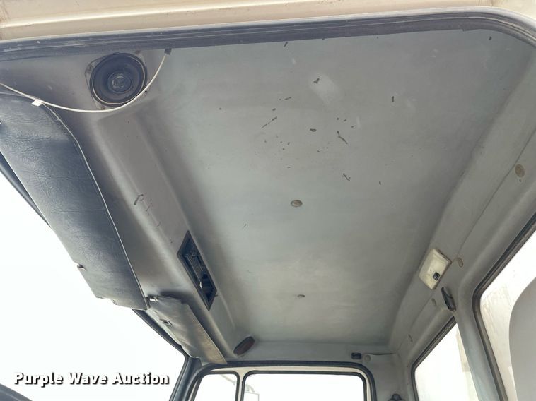 image for item DQ5783 1995 Freightliner FL70  semi truck