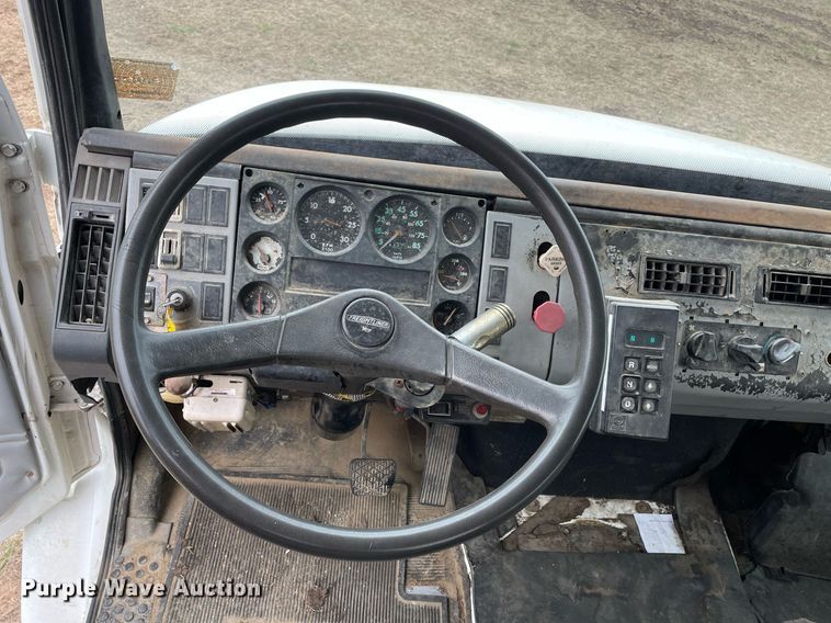 image for item DQ5783 1995 Freightliner FL70  semi truck