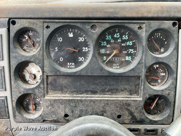 image for item DQ5783 1995 Freightliner FL70  semi truck