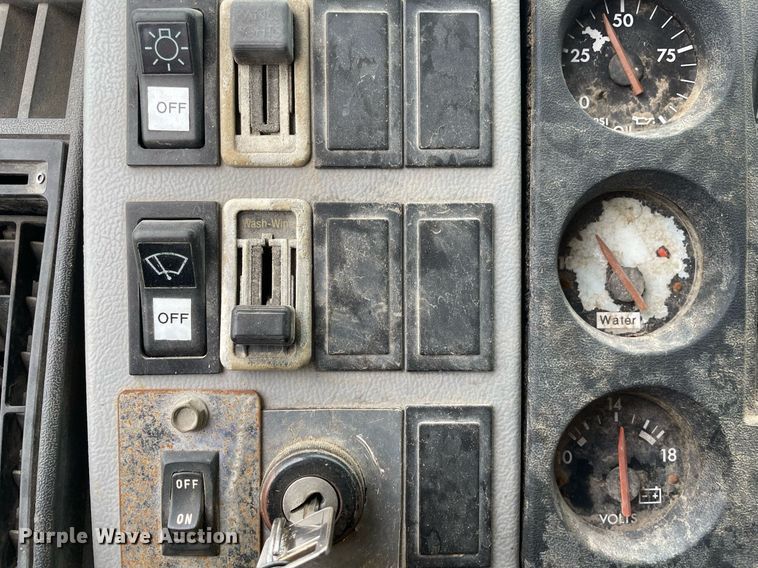 image for item DQ5783 1995 Freightliner FL70  semi truck