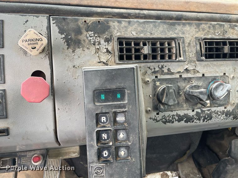 image for item DQ5783 1995 Freightliner FL70  semi truck