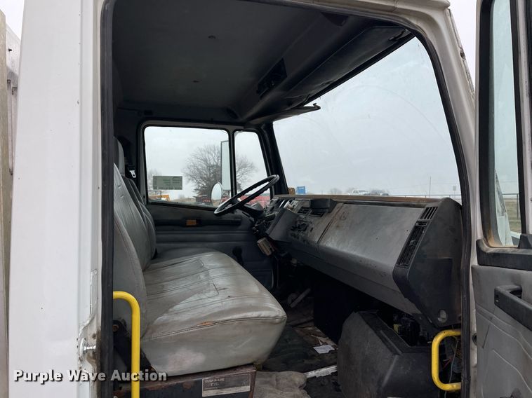 image for item DQ5783 1995 Freightliner FL70  semi truck