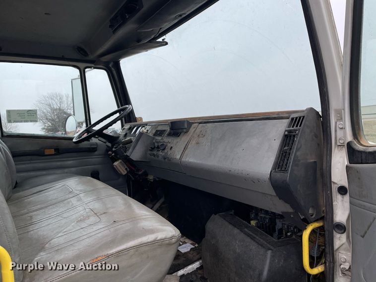 image for item DQ5783 1995 Freightliner FL70  semi truck