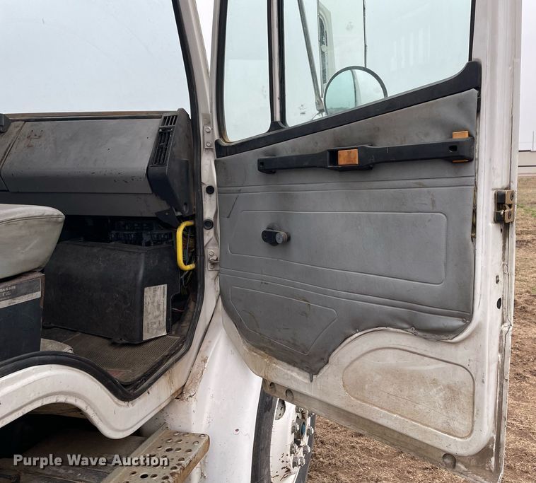 image for item DQ5783 1995 Freightliner FL70  semi truck