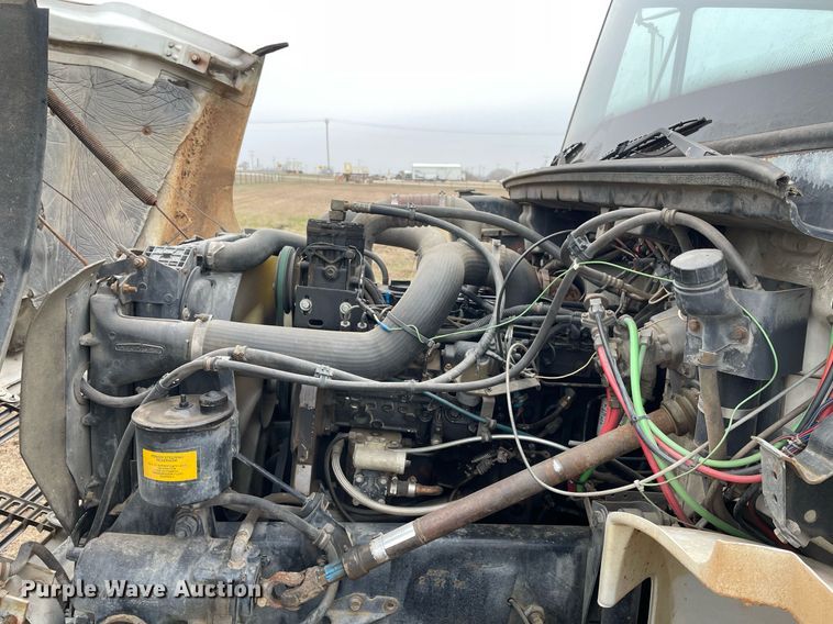 image for item DQ5783 1995 Freightliner FL70  semi truck