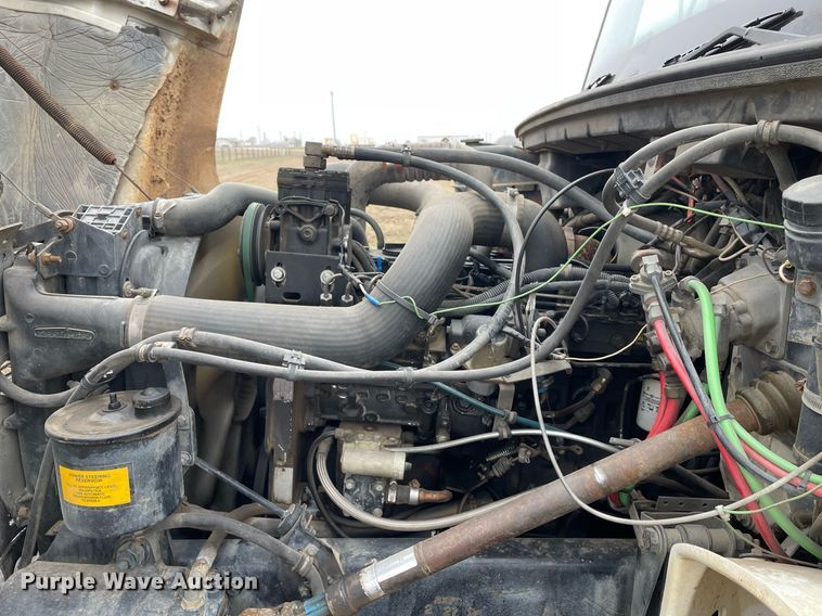 image for item DQ5783 1995 Freightliner FL70  semi truck