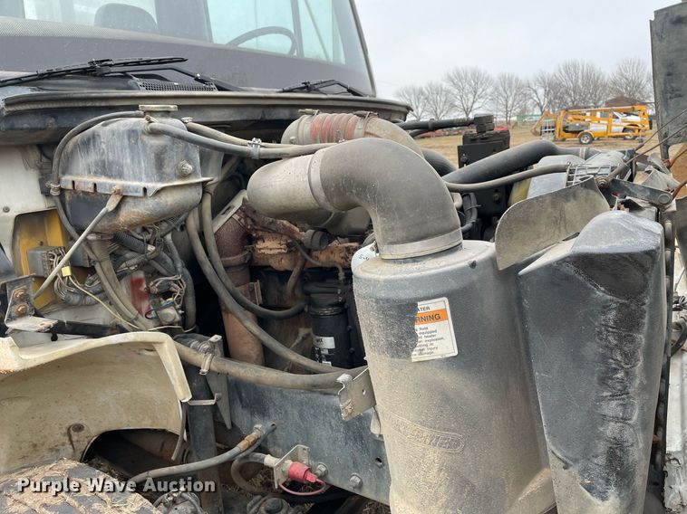 image for item DQ5783 1995 Freightliner FL70  semi truck