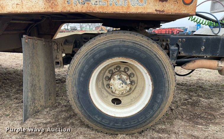 image for item DQ5783 1995 Freightliner FL70  semi truck