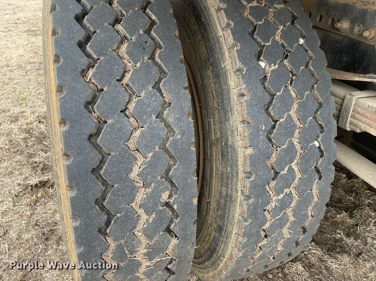 image for item DQ5783 1995 Freightliner FL70  semi truck