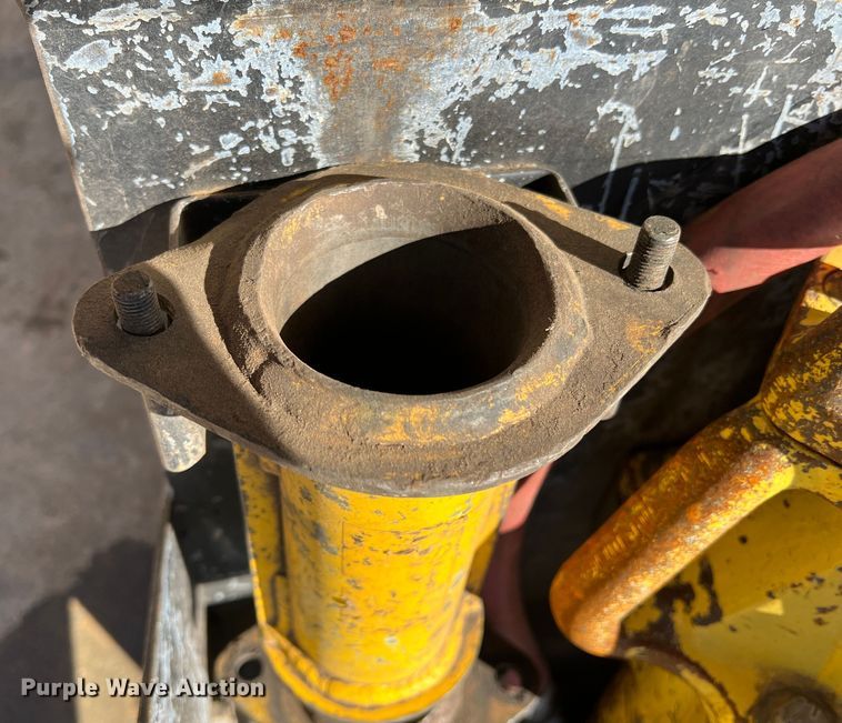 image for item DQ5805 Rhino  pneumatic post driver