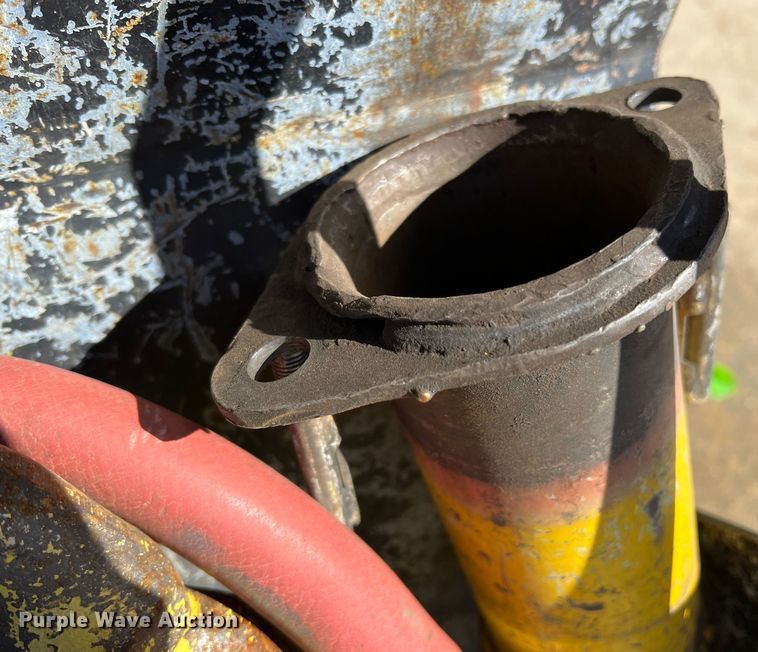 image for item DQ5805 Rhino  pneumatic post driver