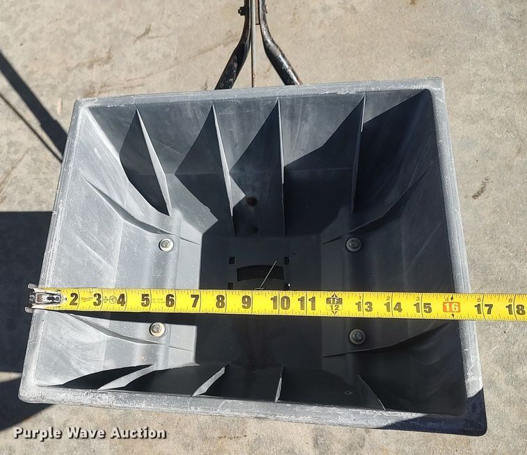 image for item DQ5820 Cyclone CB3000/CB4000  spreader