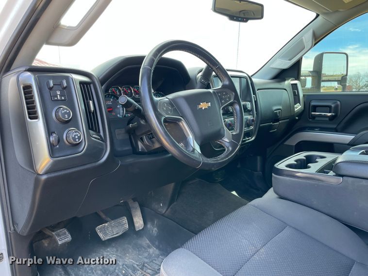 image for item DS2835 2017 Chevrolet Silverado 2500HD  Crew Cab pickup truck