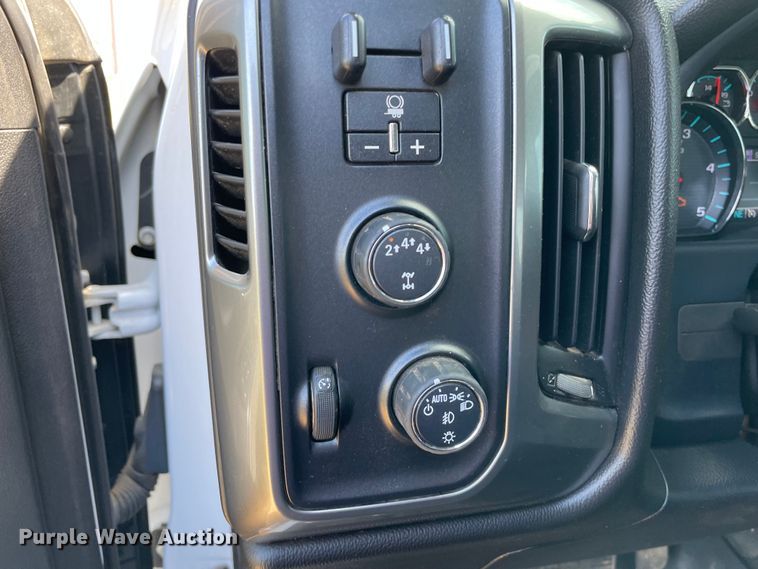 image for item DS2835 2017 Chevrolet Silverado 2500HD  Crew Cab pickup truck