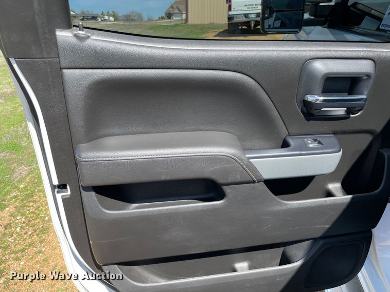 image for item DS2835 2017 Chevrolet Silverado 2500HD  Crew Cab pickup truck