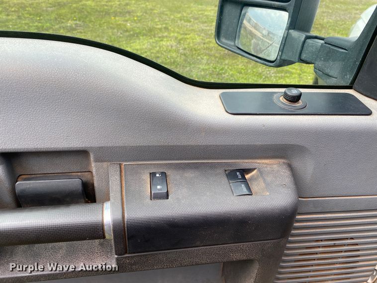 image for item DL7064 2016 Ford F550 Super Duty  SuperCab truck cab and chassis