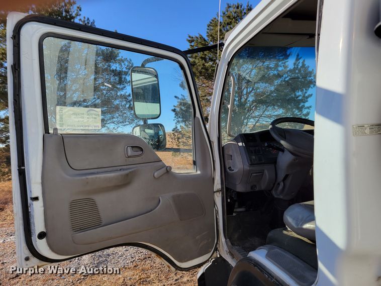 image for item DM8214 2007 Ford LCF 550  box truck