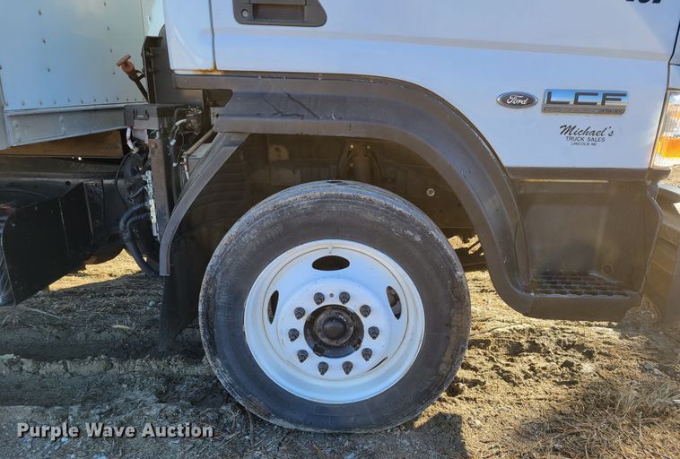 image for item DM8214 2007 Ford LCF 550  box truck