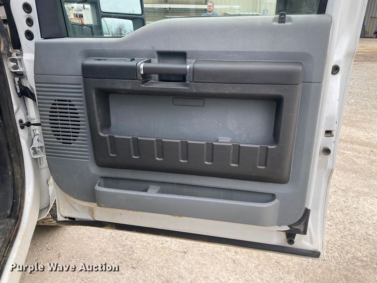 image for item DN8220 2014 Ford F350 Super Duty  SuperCab utility bed pickup truck