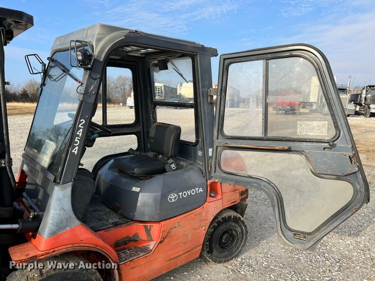 image for item DO2182 Toyota 7FGU30  forklift