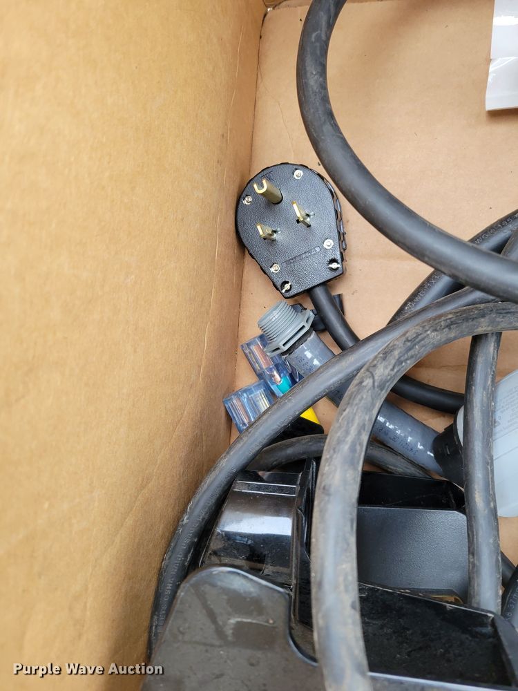 image for item DO4174 2014  Chevrolet Silverado 1500  Crew Cab pickup truck