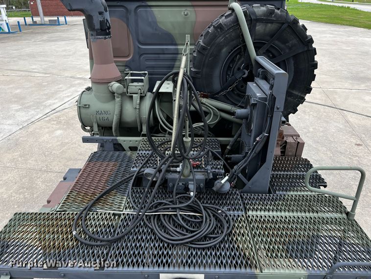 image for item DQ2002 2002 Stewart & Stevenson  semi truck