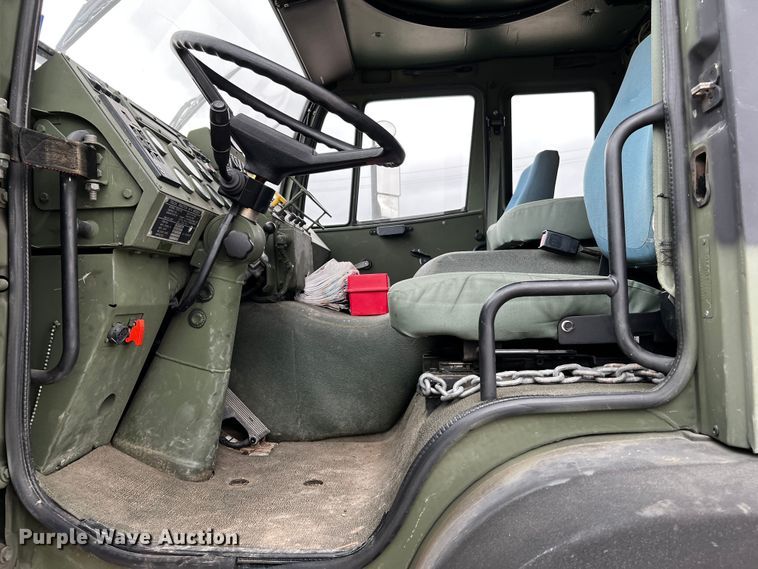 image for item DQ2002 2002 Stewart & Stevenson  semi truck