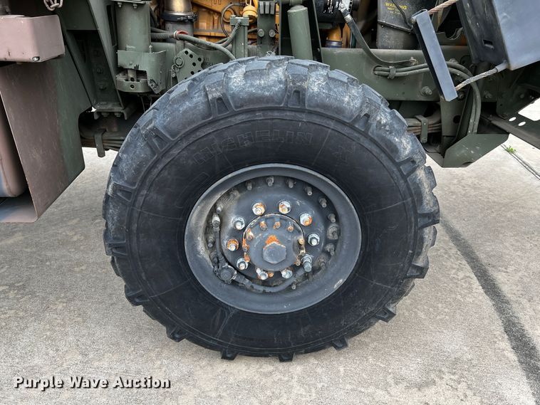 image for item DQ2002 2002 Stewart & Stevenson  semi truck