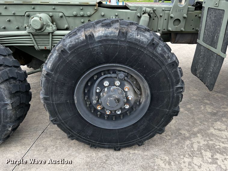 image for item DQ2002 2002 Stewart & Stevenson  semi truck