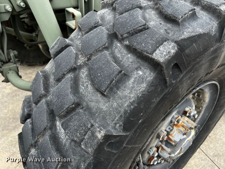 image for item DQ2002 2002 Stewart & Stevenson  semi truck