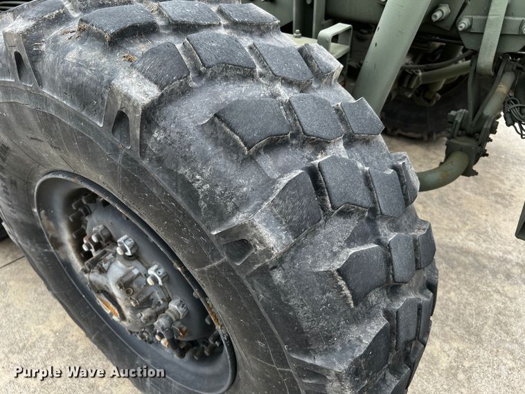 image for item DQ2002 2002 Stewart & Stevenson  semi truck