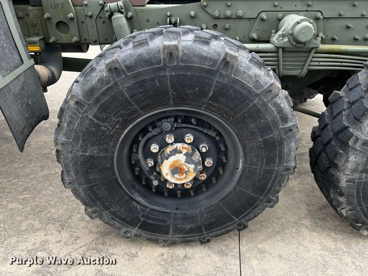 image for item DQ2002 2002 Stewart & Stevenson  semi truck