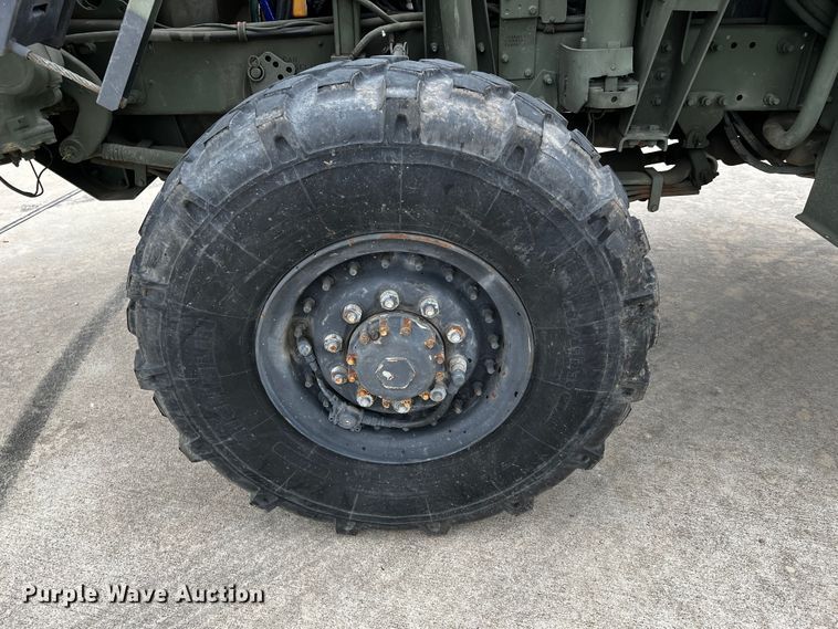 image for item DQ2002 2002 Stewart & Stevenson  semi truck