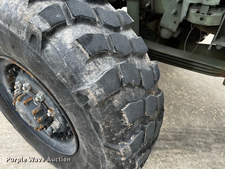 image for item DQ2002 2002 Stewart & Stevenson  semi truck