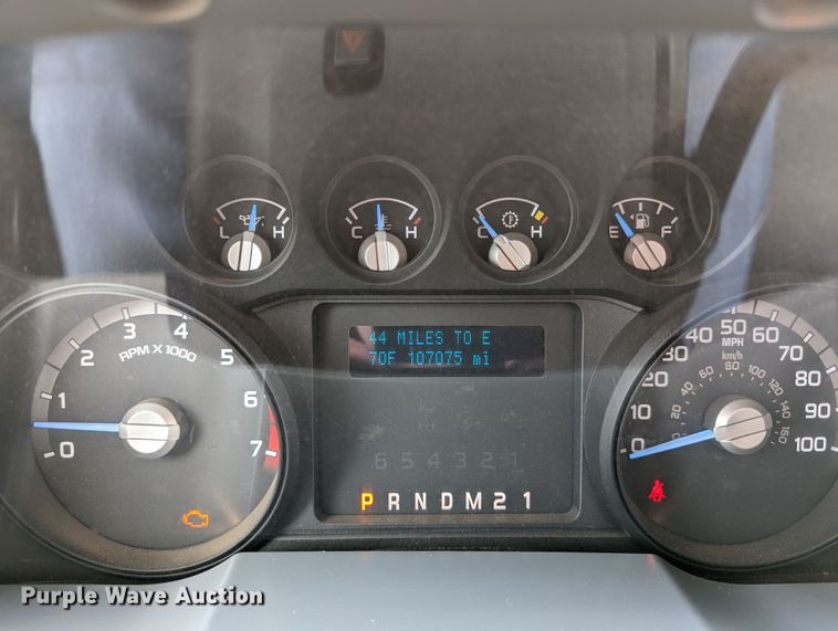 image for item DR6807 2016 Ford F350 Super Duty XL  flatbed pickup truck