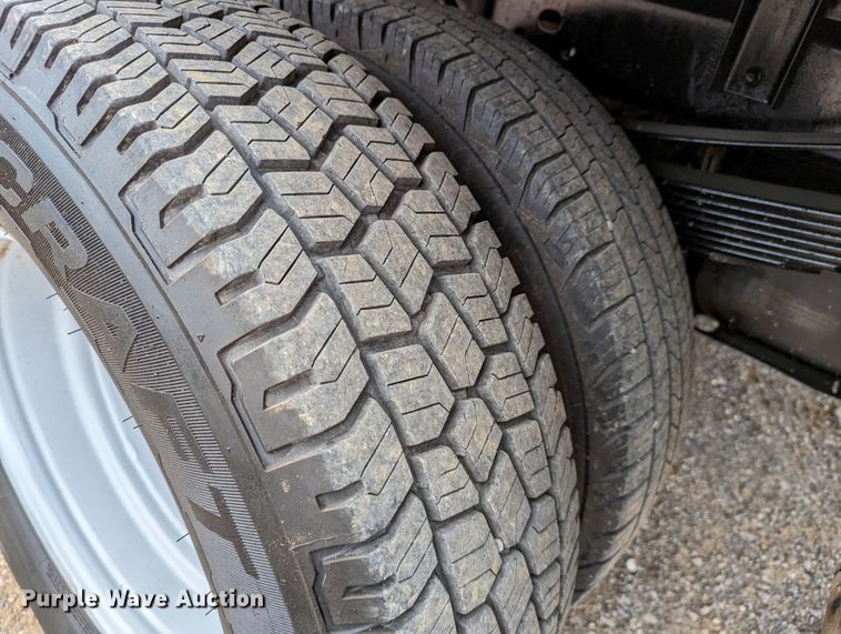 image for item DR6807 2016 Ford F350 Super Duty XL  flatbed pickup truck