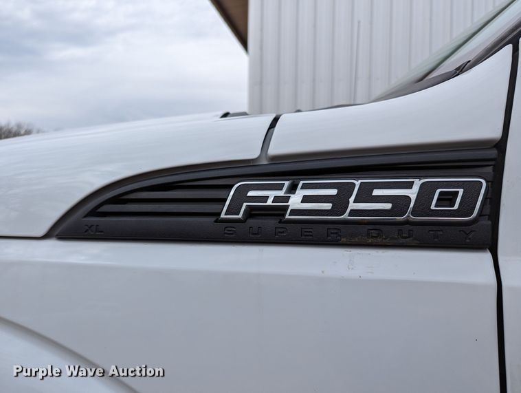 image for item DR6807 2016 Ford F350 Super Duty XL  flatbed pickup truck