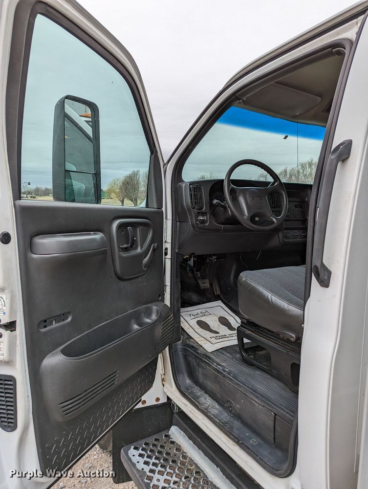 image for item DR6811 2006 GMC C4500  box truck