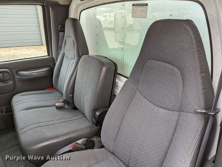 image for item DR6811 2006 GMC C4500  box truck