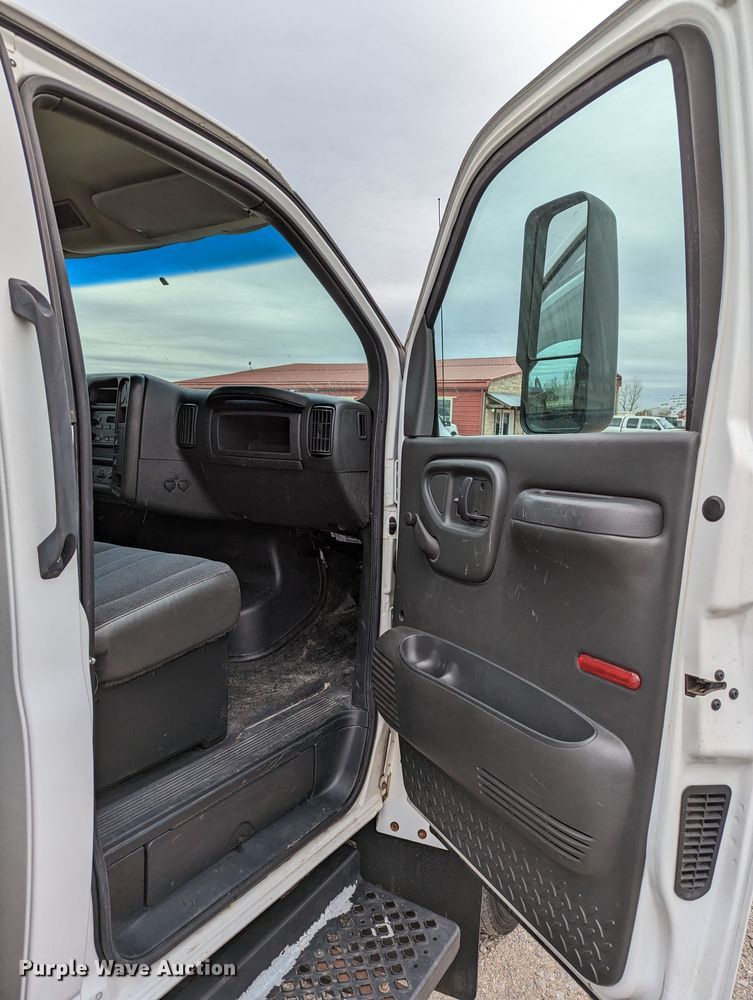 image for item DR6811 2006 GMC C4500  box truck