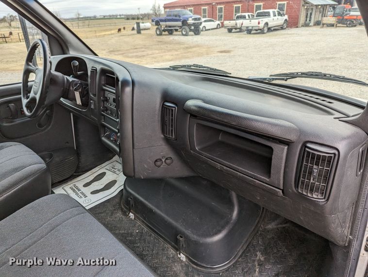 image for item DR6811 2006 GMC C4500  box truck