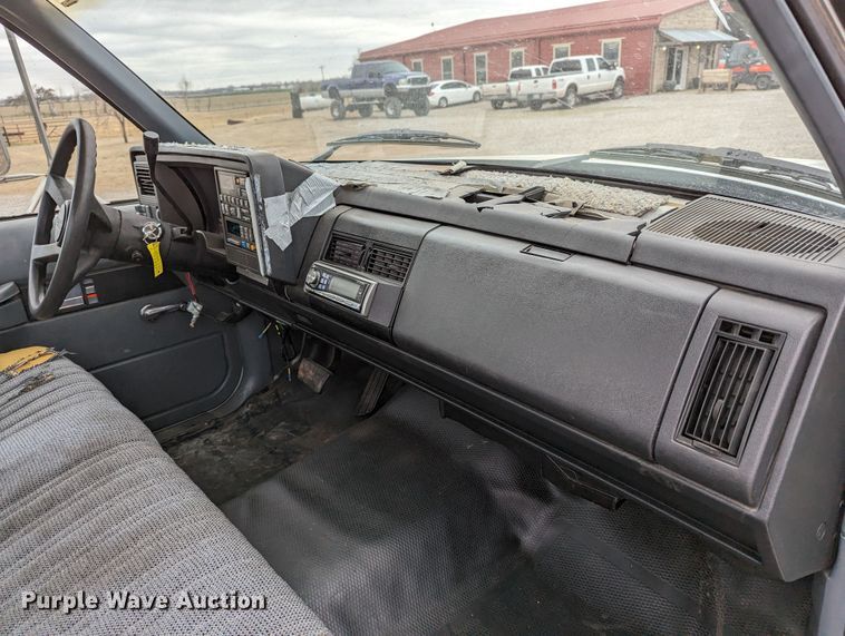 image for item DR6813 1992 GMC Sierra C3500HD SL  pickup truck cab and chassis