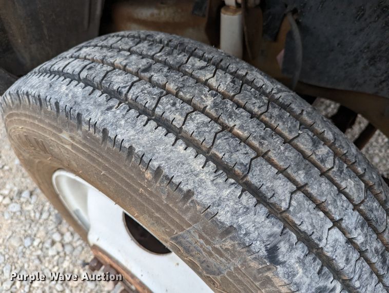 image for item DR6813 1992 GMC Sierra C3500HD SL  pickup truck cab and chassis