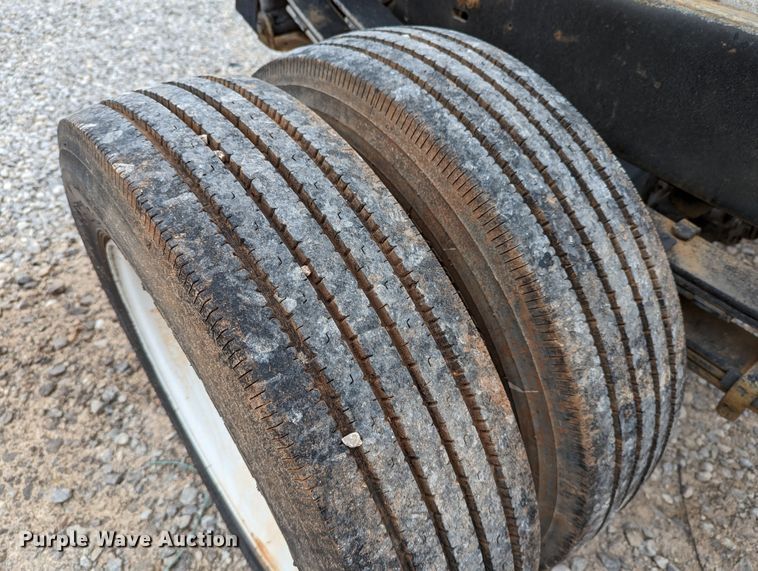 image for item DR6813 1992 GMC Sierra C3500HD SL  pickup truck cab and chassis