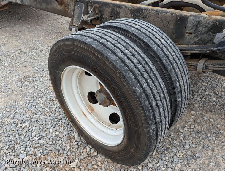 image for item DR6813 1992 GMC Sierra C3500HD SL  pickup truck cab and chassis