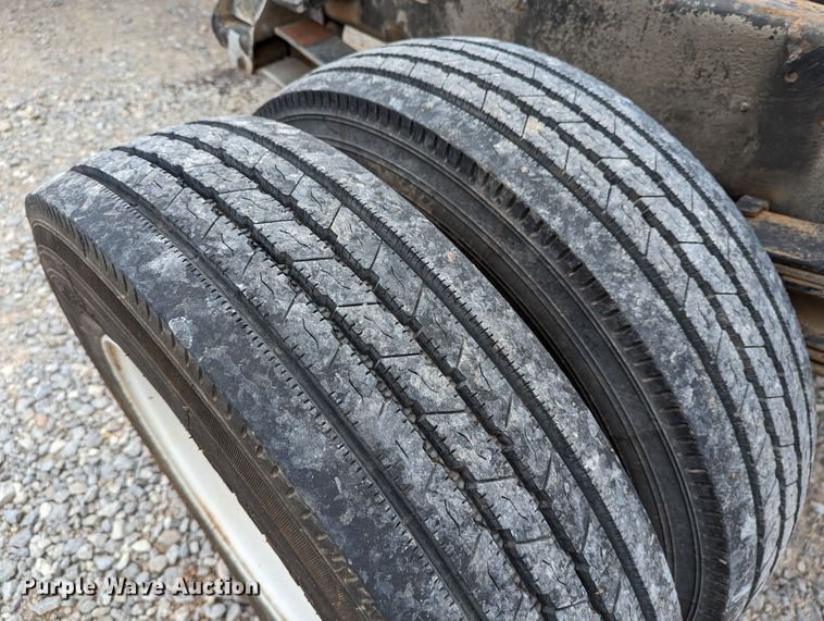 image for item DR6813 1992 GMC Sierra C3500HD SL  pickup truck cab and chassis